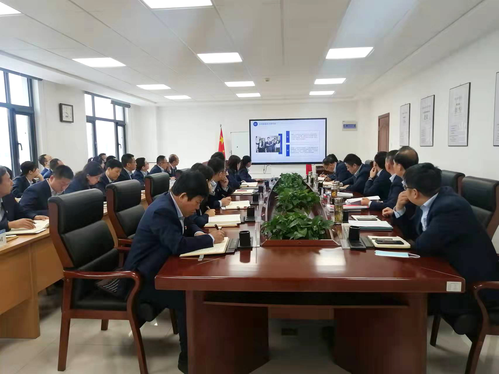 MK体育·（国际）官方网站-mksports
召开党委理论学习中心组集体学习会议(图2)